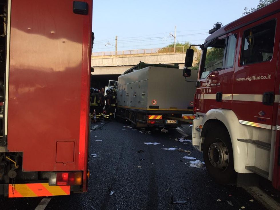 Incidente Sulla Tangenziale Scontro Tra Due Camion Al Sito Caos E