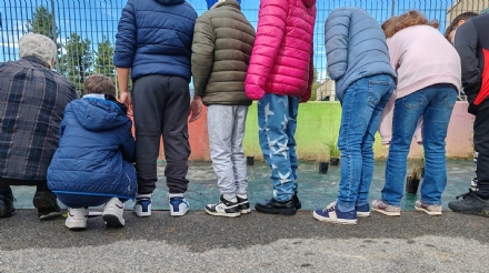 RIVALTA - Bimbi della scuola «giardinieri» danno nuova vita alla piazzetta di Gerbole - FOTO