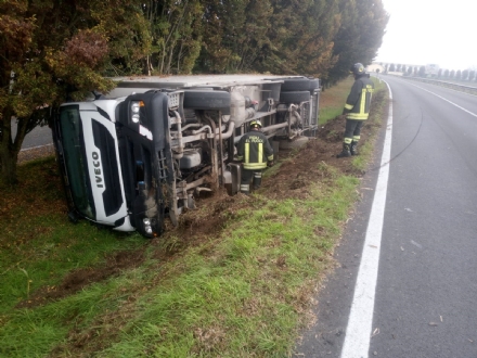 LOMBRIASCO - Incidente sulla circonvallazione, tir finisce fuori strada