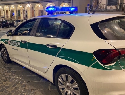 MONCALIERI - Le si chiude la macchina con la bambina dentro, la liberano pompieri e polizia locale