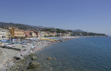 Mostra i genitali a una bambina mentre lei fa un'immersione al mare: denunciato carmagnolese