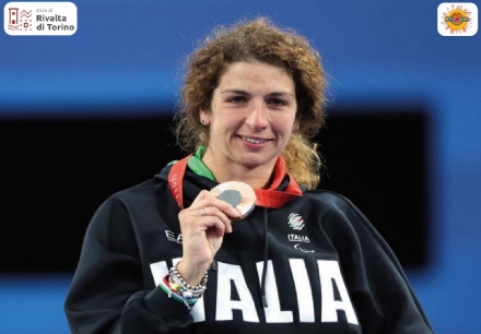 RIVALTA - Grande festa per Elisabetta Mijno, medaglia d'oro e di bronzo nel tiro con l'arco ai Giochi Paralimpici di Parigi 2024