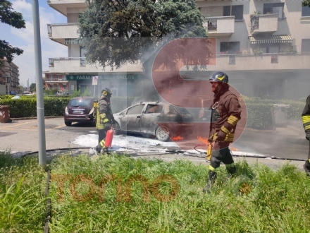 RIVALTA - Un'auto prende fuoco davanti alla Farmacia di Pasta: strada chiusa e caos -LE FOTO -