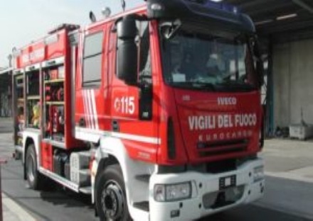 OSASIO - Incendio ad una canna fumaria danneggia il tetto in legno di una casa