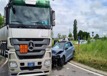 ORBASSANO - Si mette alla guida senza avere 18 anni e si schianta contro un'autocisterna