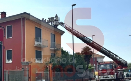 PIOSSASCO - Dramma sfiorato in via Susa: un uomo ha minacciato di lanciarsi dal tetto di casa - FOTO