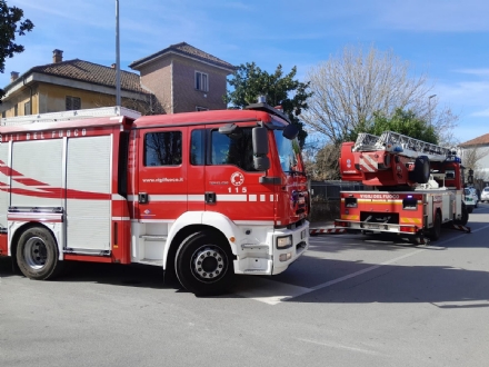 CARIGNANO - Dramma della solitudine in via Cadorna, uomo morto da giorni trovato dai vigili del fuoco