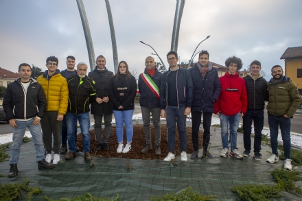 CARMAGNOLA - Gli studenti dell'Agraria del Baldessano Roccati abbelliscono la rotonda di Avigliana