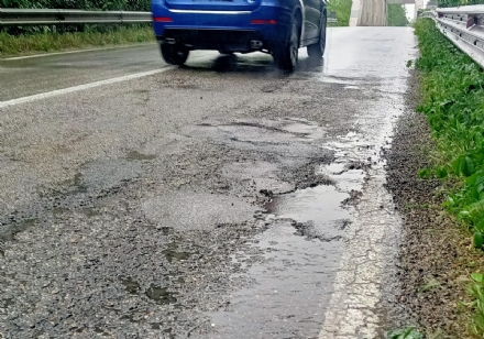 CINTURA - Il maltempo mette a nudo la fragilità delle strade: buche e asfalto sgretolato in moltissimi punti