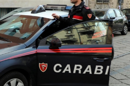 MONCALIERI - Aveva un mandato di arresto europeo, i carabinieri lo scovano in piazza Failla