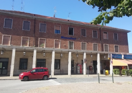 MONCALIERI - Giallo per una donna moldava abbandonata in stazione. Il Console le paga l'hotel