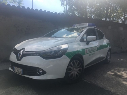 MONCALIERI - Esce dal bar bevendo una birra ed entra in auto, la polizia locale lo vede e lo ferma: alcoltest positivo