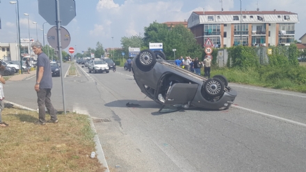 RIVALTA - Auto ribaltata in via Giaveno: traffico in tilt a Gerbole