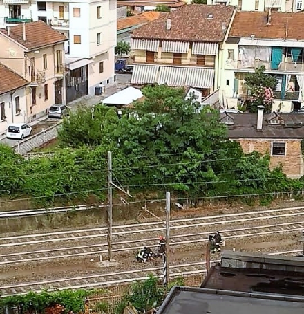 MONCALIERI - Incidente ferroviario sulla Torino-Genova: un treno urta un uomo sotto il ponte di via Sestriere