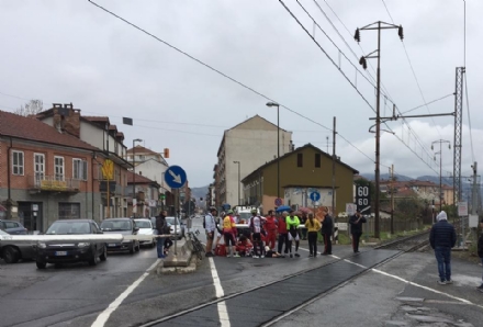 NICHELINO  - Ciclista cade tra i binari del passaggio a livello di via Torino. Circolazione ferroviaria interrotta