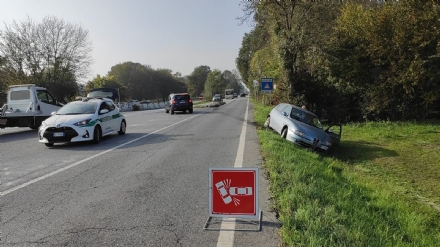 NICHELINO - Perde il controllo dell'auto, abbatte i segnali stradali e finisce fuori strada