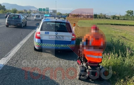 IN TANGENZIALE CON LA CARROZZINA - 80enne sbaglia strada: scortato fuori dalla polizia stradale - FOTO