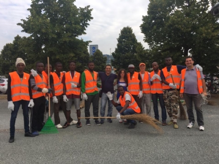 MONCALIERI - I profughi e l'associazione Vas ripuliscono le strade armati di ramazza