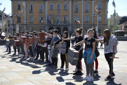 NICHELINO - Un flash-mob dei ragazzi della scuola media: solidarietà ai compagni armeni Lyana e Jury - FOTO