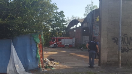 MONCALIERI - Incendio nel cortile della ex Firsat, a fuoco un cumulo di spazzatura  - LE FOTO -