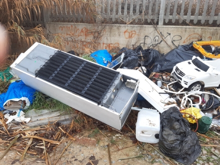 TROFARELLO - Discarica abusiva a cielo aperto dietro la stazione