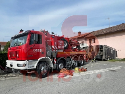 PANCALIERI - Si ribalta rimorchio che trasporta maiali: morti una dozzina di animali - LE FOTO -