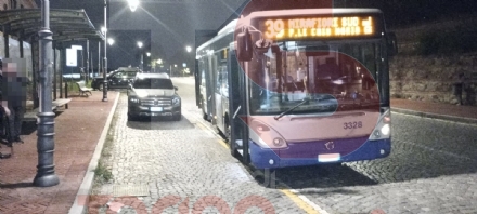 MONCALIERI - Sosta selvaggia, i pullman costretti al capolinea in mezzo alla piazza - FOTO