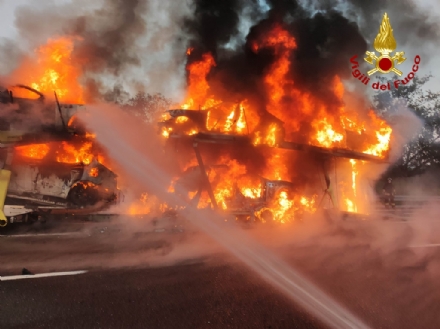 CARMAGNOLA - Bisarca a fuoco sulla Torino-Savona, chiusa l'autostrada