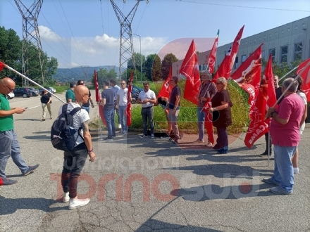 MONCALIERI - Protesta sindacale e picchetto davanti alla Dekra