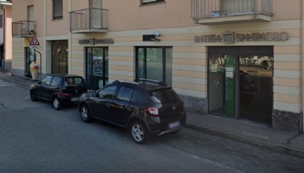 LA LOGGIA - Vandali prendono a martellate la vetrata della banca San Paolo