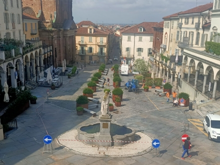 MONCALIERI - Iniziati i lavori nella piazza del municipio per l'avvio della ztl