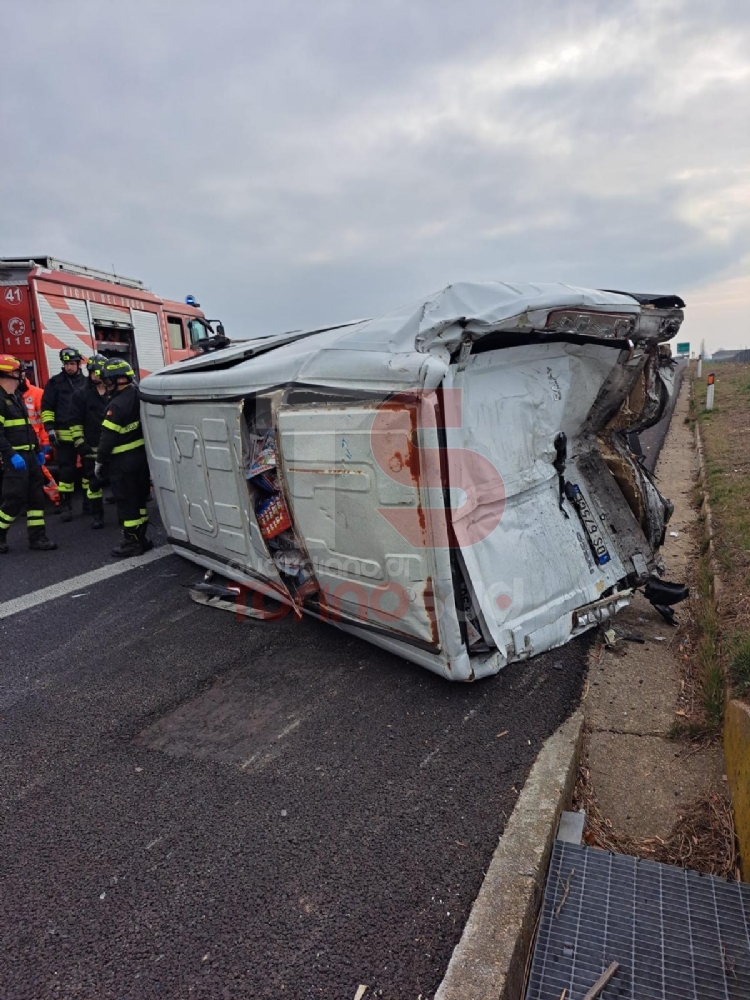 ORBASSANO - Incidente sulla Torino-Pinerolo, coinvolti un furgone e un tir: tre feriti - FOTO