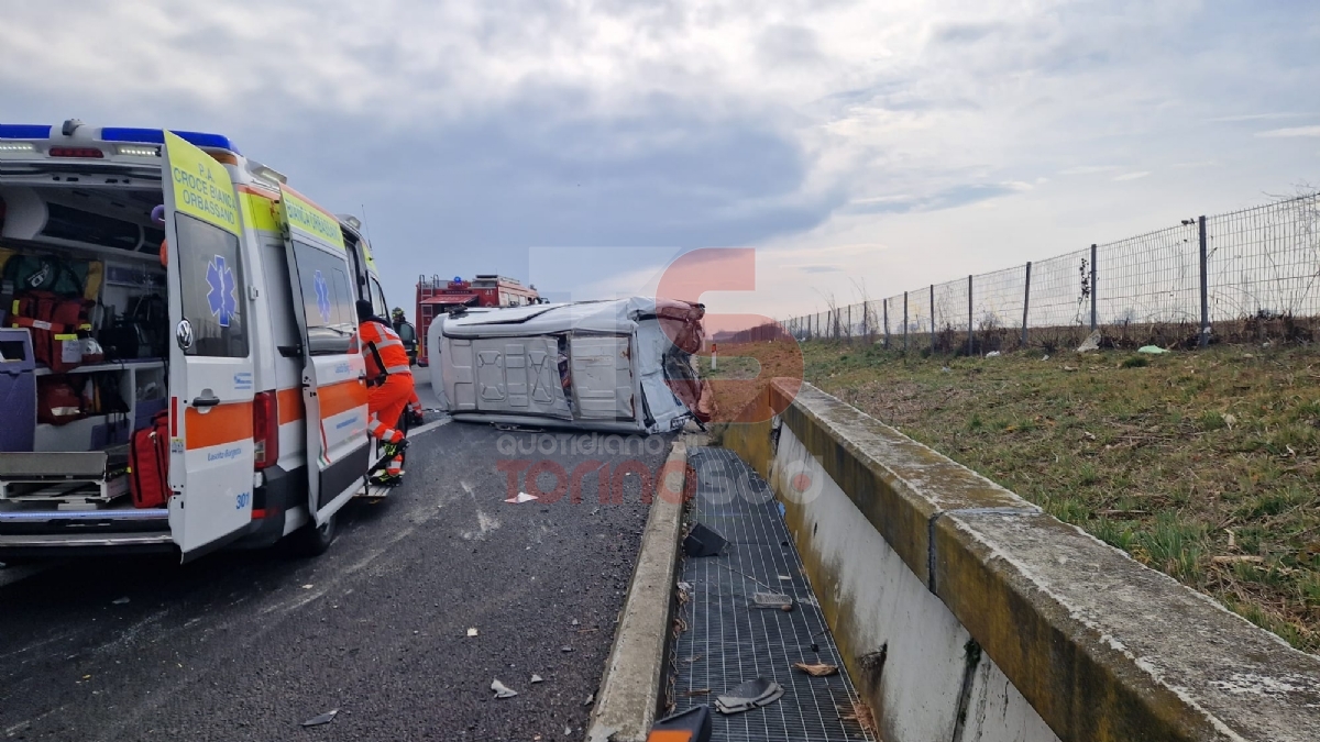 ORBASSANO - Incidente sulla Torino-Pinerolo, coinvolti un furgone e un tir: tre feriti - FOTO