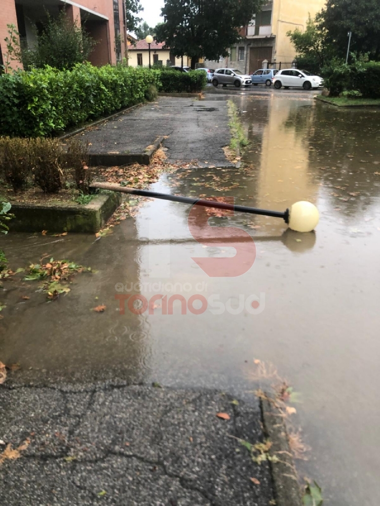 MALTEMPO - Crolla muro di una fabbrica sulle auto in sosta, via Cacciatori allagata - LE FOTO -