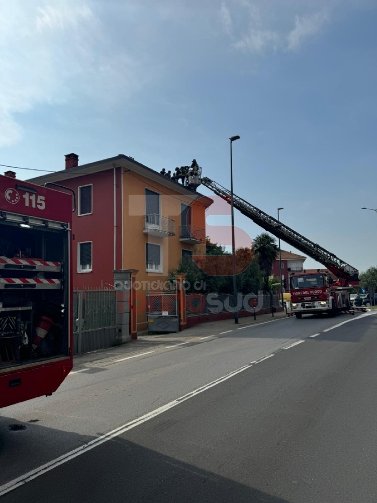 PIOSSASCO - Dramma sfiorato in via Susa: un uomo ha minacciato di lanciarsi dal tetto di casa - FOTO