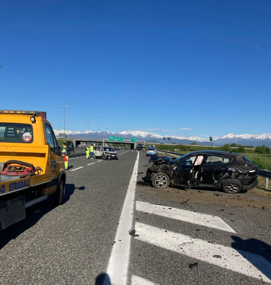 MONCALIERI - Schianto in tangenziale, due auto coinvolte: 6 persone ferite - FOTO