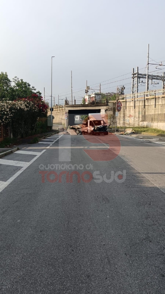 MONCALIERI - Camion di rifiuti si ribalta e va a fuoco nel sottopasso di via Peschiera - LE FOTO -