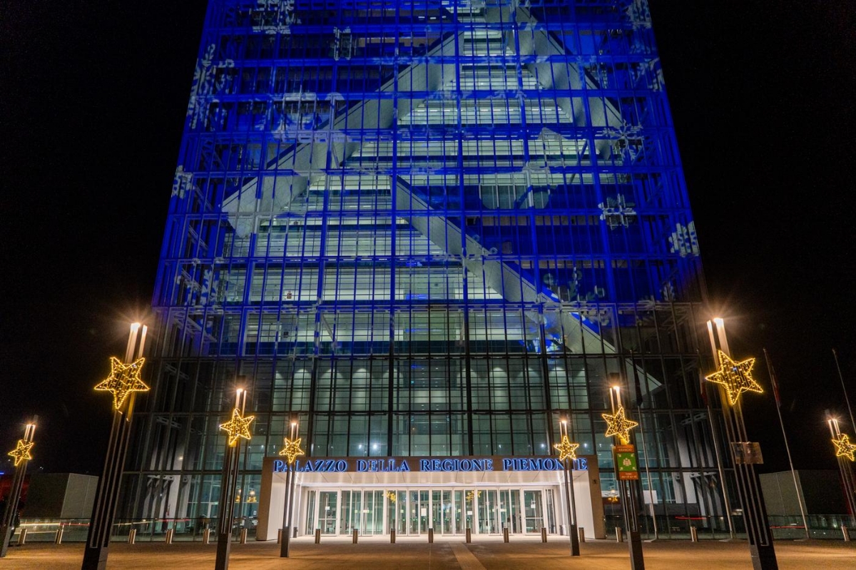 TORINO - Il Grattacielo Piemonte illuminato per Natale e tutte le festività - FOTO e VIDEO