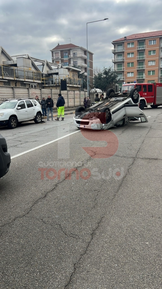 NICHELINO - Si schianta contro una vettura parcheggiata e finisce con l'auto ruote all'aria: ferita la conducente - FOTO