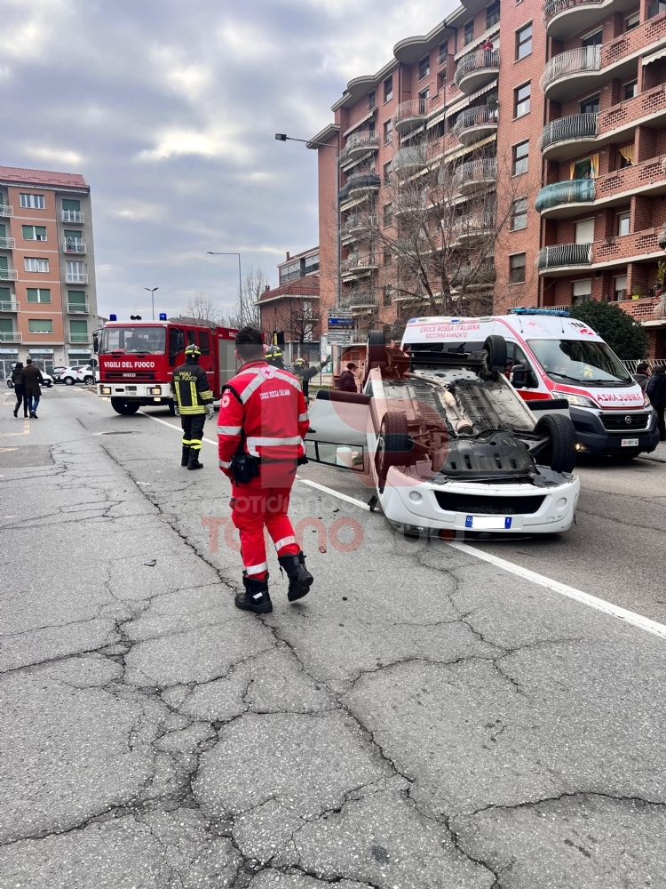 NICHELINO - Si schianta contro una vettura parcheggiata e finisce con l'auto ruote all'aria: ferita la conducente - FOTO