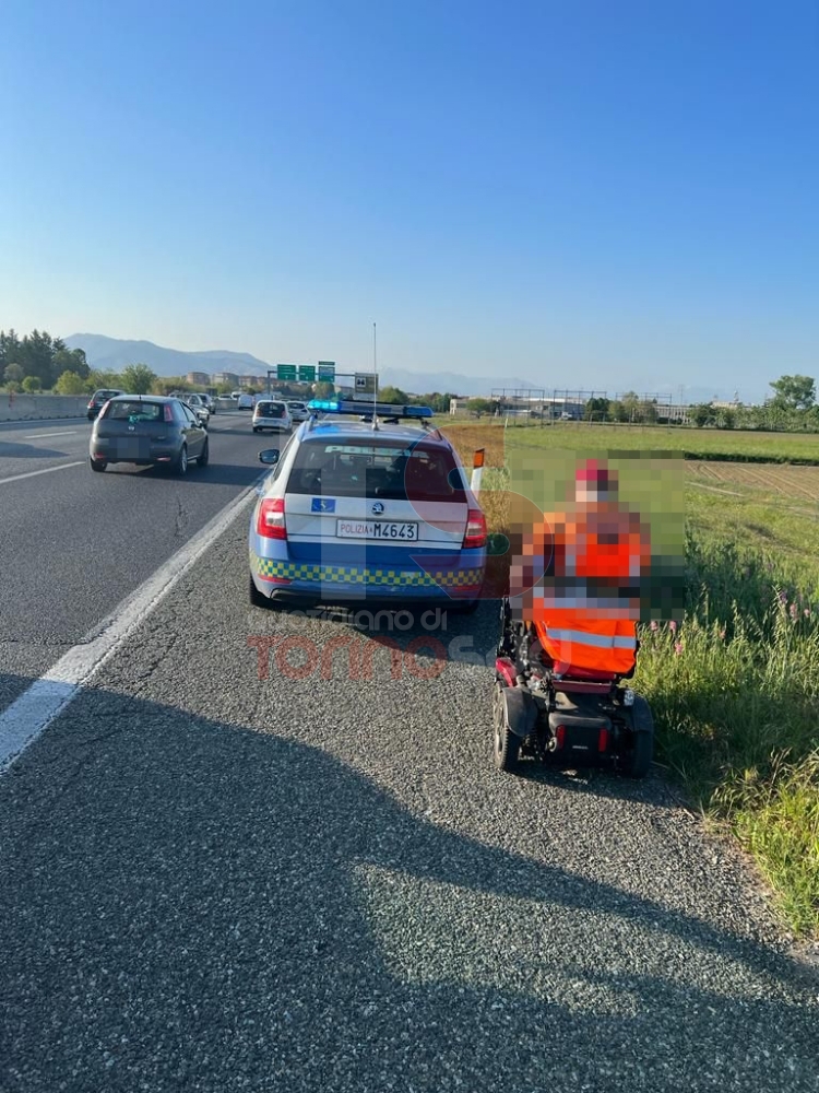 IN TANGENZIALE CON LA CARROZZINA - 80enne sbaglia strada: scortato fuori dalla polizia stradale - FOTO