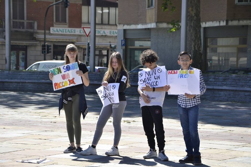 NICHELINO - Un flash-mob dei ragazzi della scuola media: solidarietà ai compagni armeni Lyana e Jury - FOTO