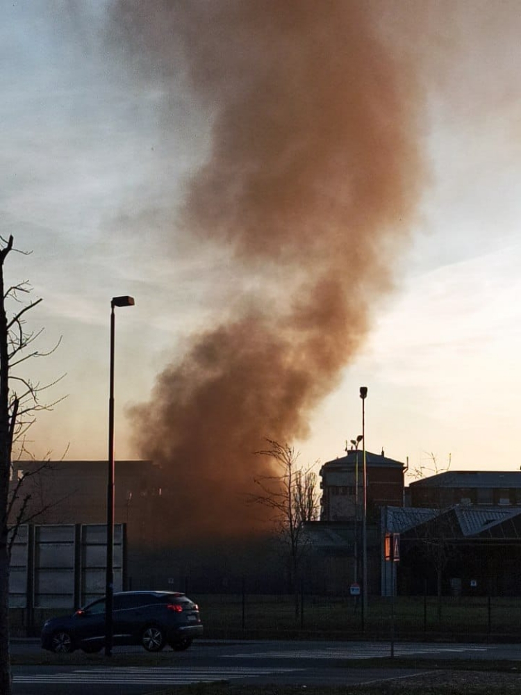 BEINASCO - Incendio nell'ex fabbrica abbandonata Mecaplast: intervento dei vigili del fuoco - FOTO