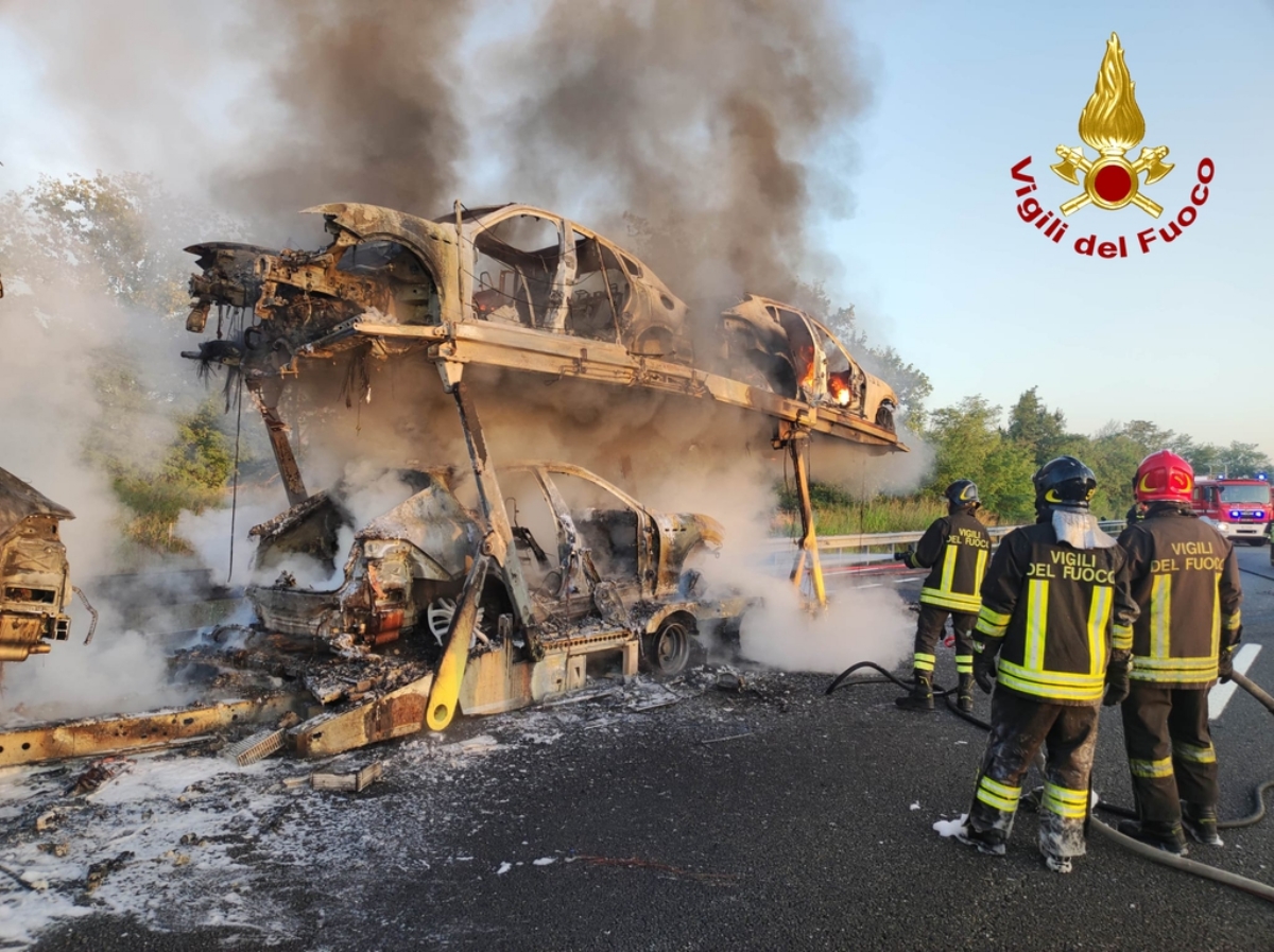 CARMAGNOLA - Bisarca a fuoco sulla Torino-Savona, chiusa l'autostrada