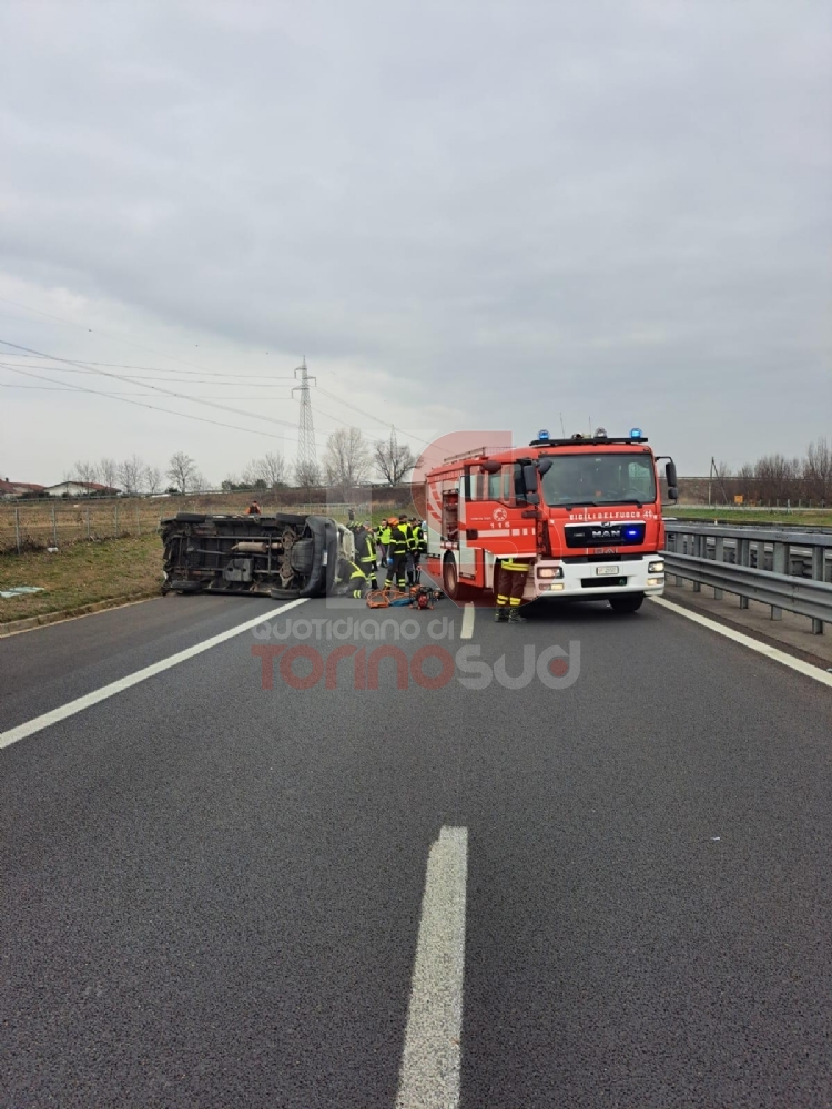 ORBASSANO - Incidente sulla Torino-Pinerolo, coinvolti un furgone e un tir: tre feriti - FOTO