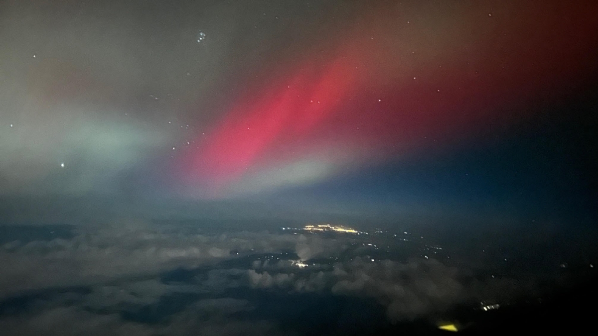 TORINO SUD - Aurora boreale, cielo notturno colorato in tutto il torinese