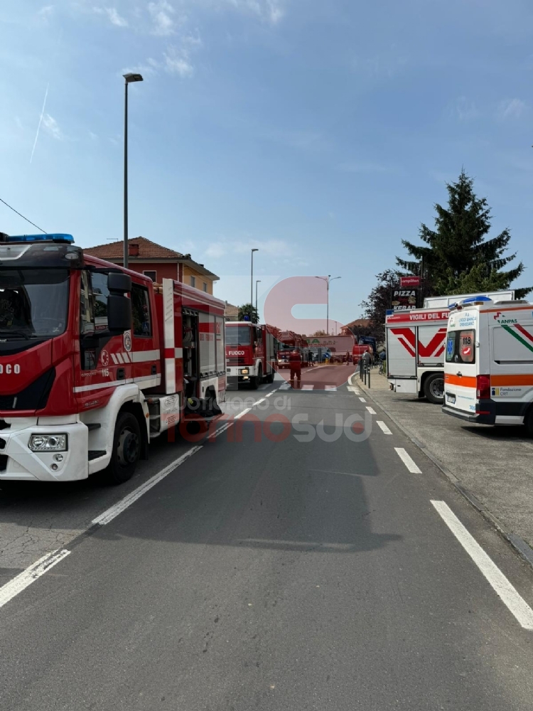 PIOSSASCO - Dramma sfiorato in via Susa: un uomo ha minacciato di lanciarsi dal tetto di casa - FOTO