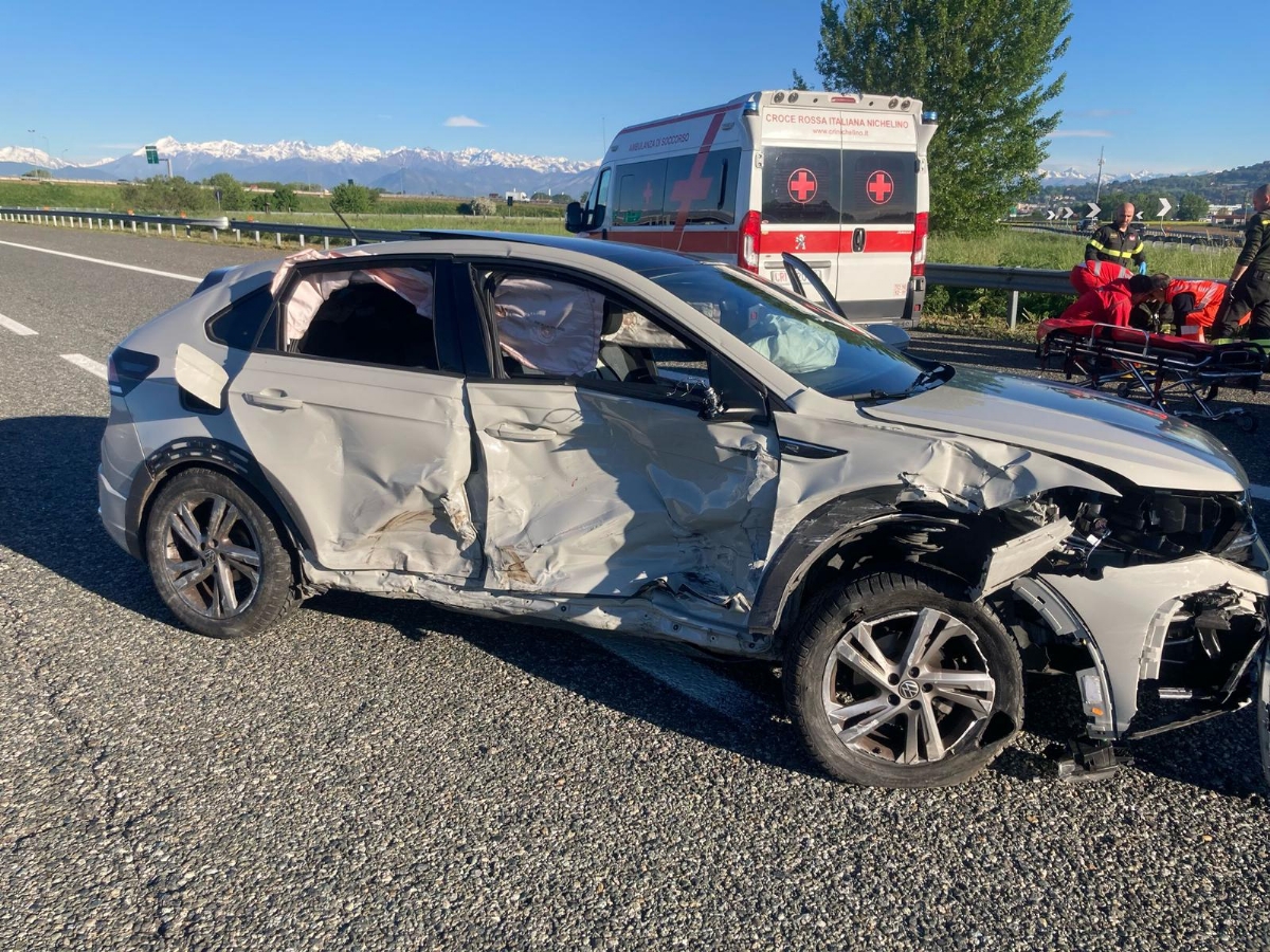 MONCALIERI - Schianto in tangenziale, due auto coinvolte: 6 persone ferite - FOTO