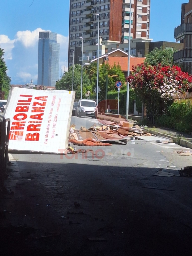 MONCALIERI - Camion di rifiuti si ribalta e va a fuoco nel sottopasso di via Peschiera - LE FOTO -