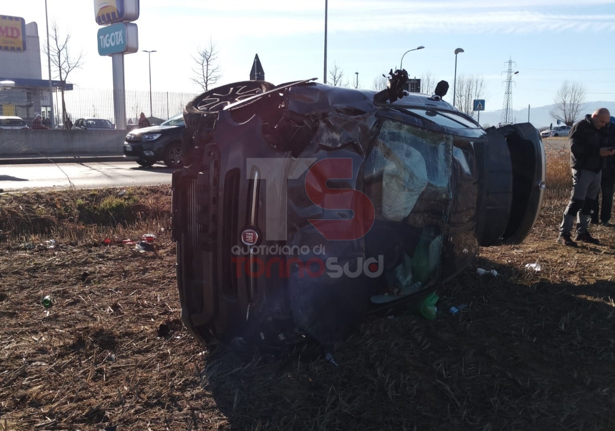 CANDIOLO - Malore al volante, perde il controllo dell'auto e si ribalta nei campi - FOTO